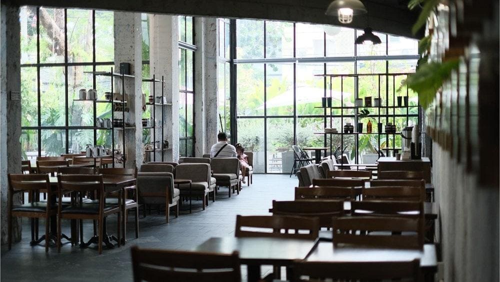 Qu&aacute;n c&oacute; kh&ocirc;ng gian b&ecirc;n trong nh&agrave; v&agrave; ngo&agrave;i trời phục vụ kh&aacute;ch h&agrave;ng